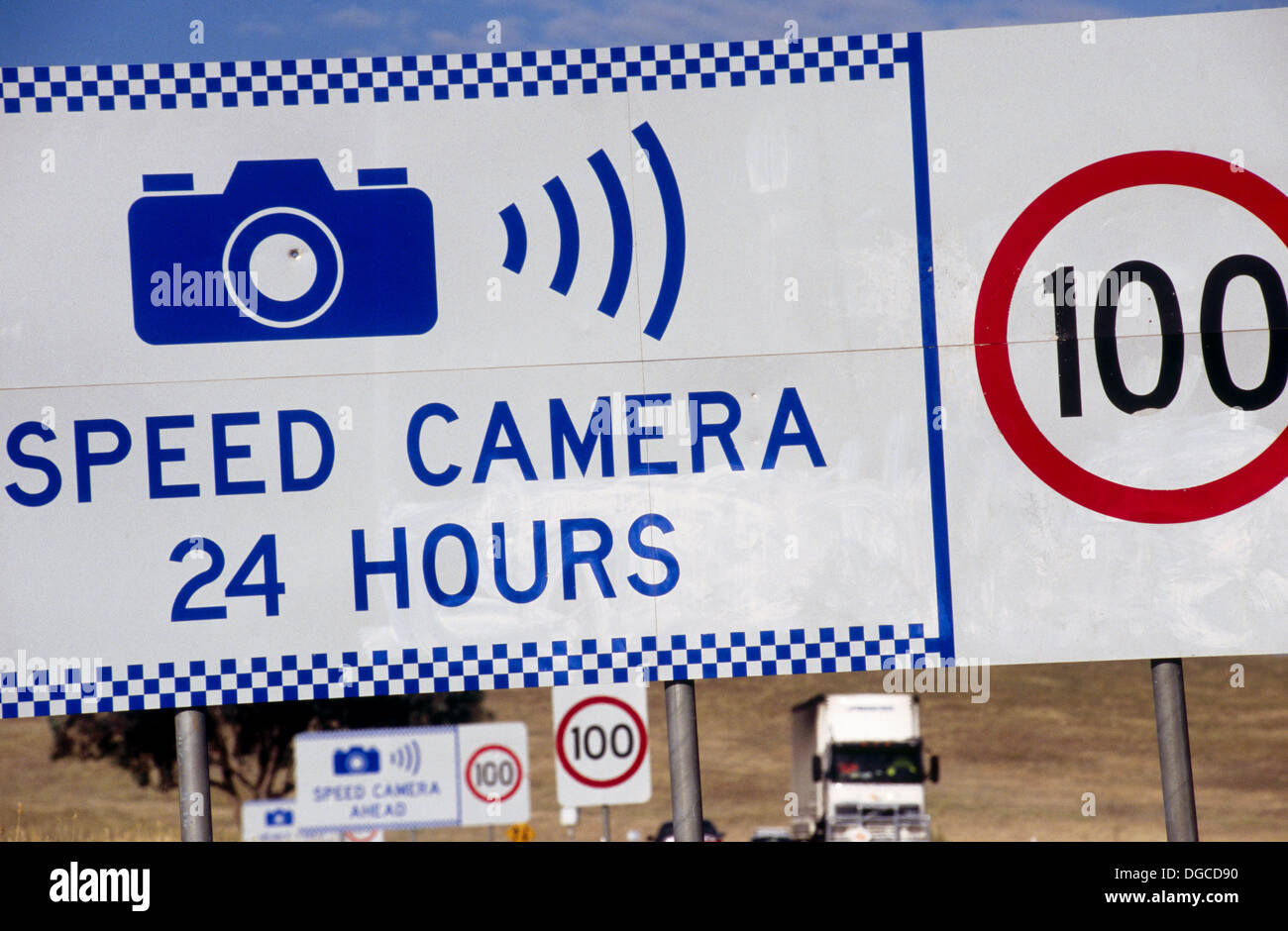 100 km speed sign hi-res stock photography and images - Alamy