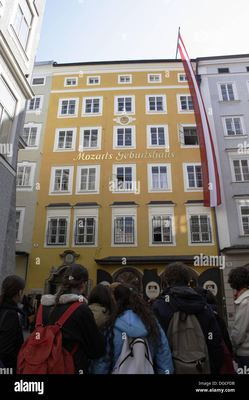 Studentgroup in front of the house where Wolfgang Amadeus Mozart was