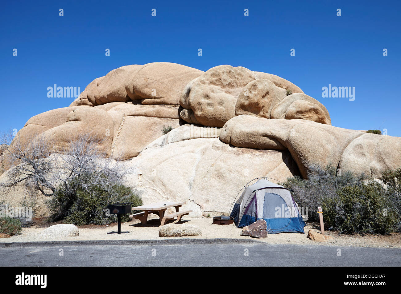 Tent by rocks, Joshua Tree National Park, California Stock Photo