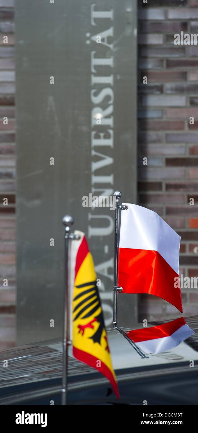 A German and a Polish flag are seen on the German President Gauck's car at at Viadrina European University in Frankfurt Oder, Germany, 18 October 2013. The presidents of Germany and Poland opened the academic year during a visit to the Viadrina European University and the Collegium Polonicum. Photo: Patrick Pleul Stock Photo