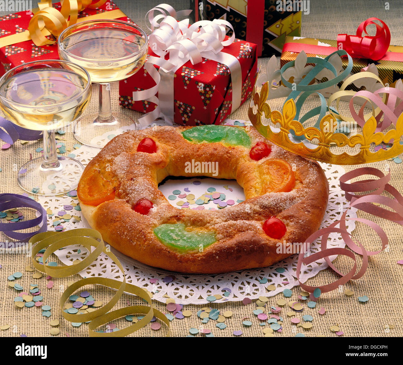 ´Roscón de Reyes´ Spanish typically O-shaped pastry stuffed with marzipan; it´s traditionally eaten on January 6 (Epiphany) Stock Photo