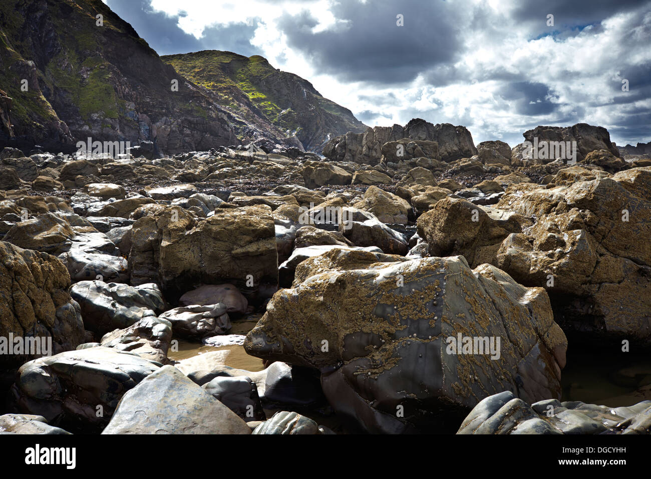 Cliffs, boulders and heavy sky at Duckpool Bay on North Cornwall Coast ...