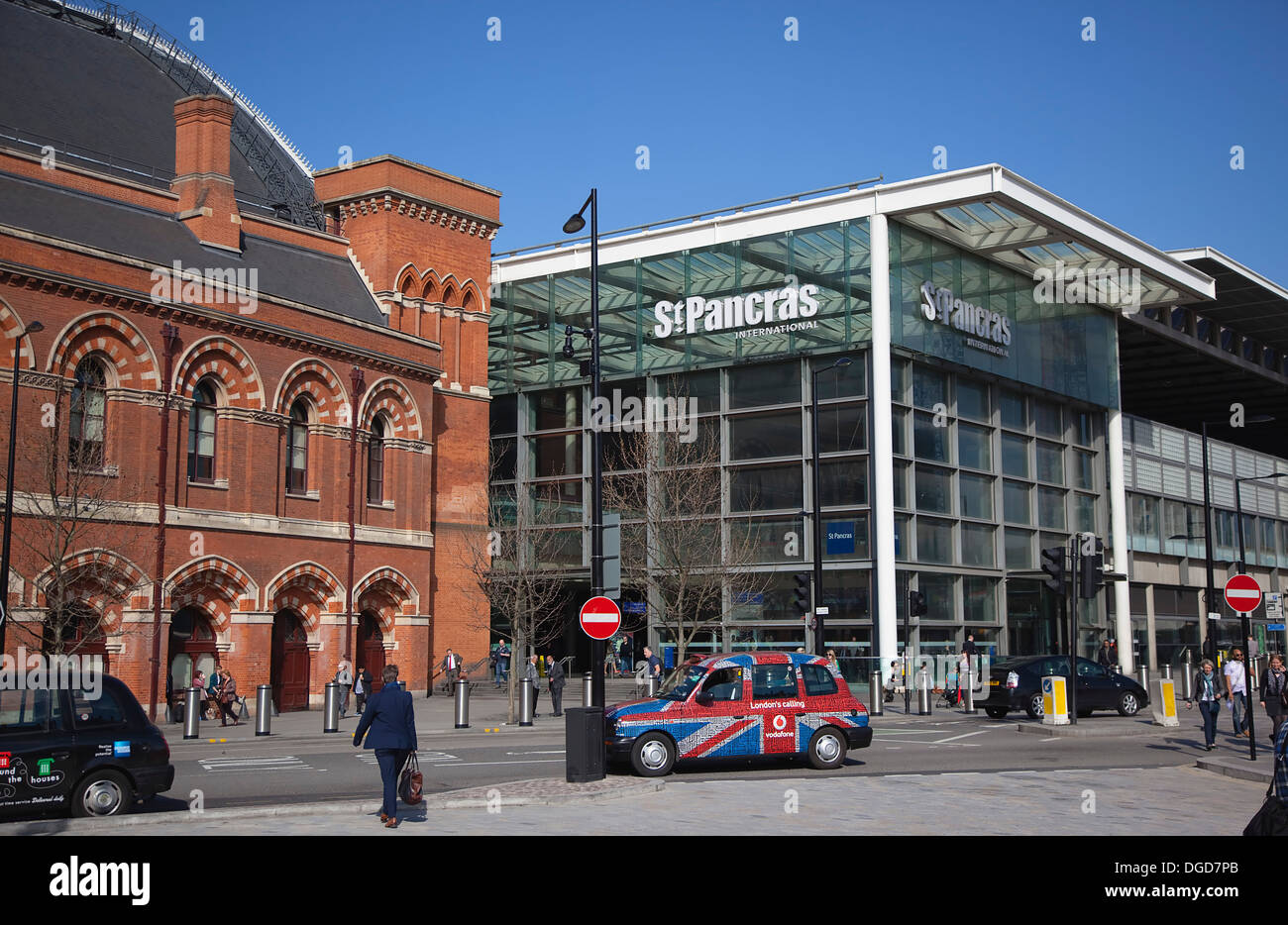 England, London, Taxi cabs outside the entrance to St Pancras Railway Station. Stock Photo