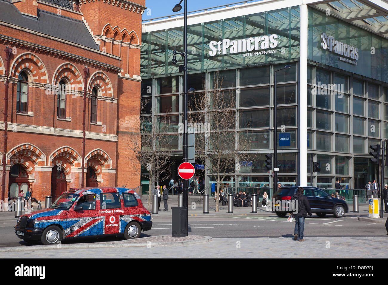 England, London, Taxi cabs outside the entrance to St Pancras Railway Station. Stock Photo