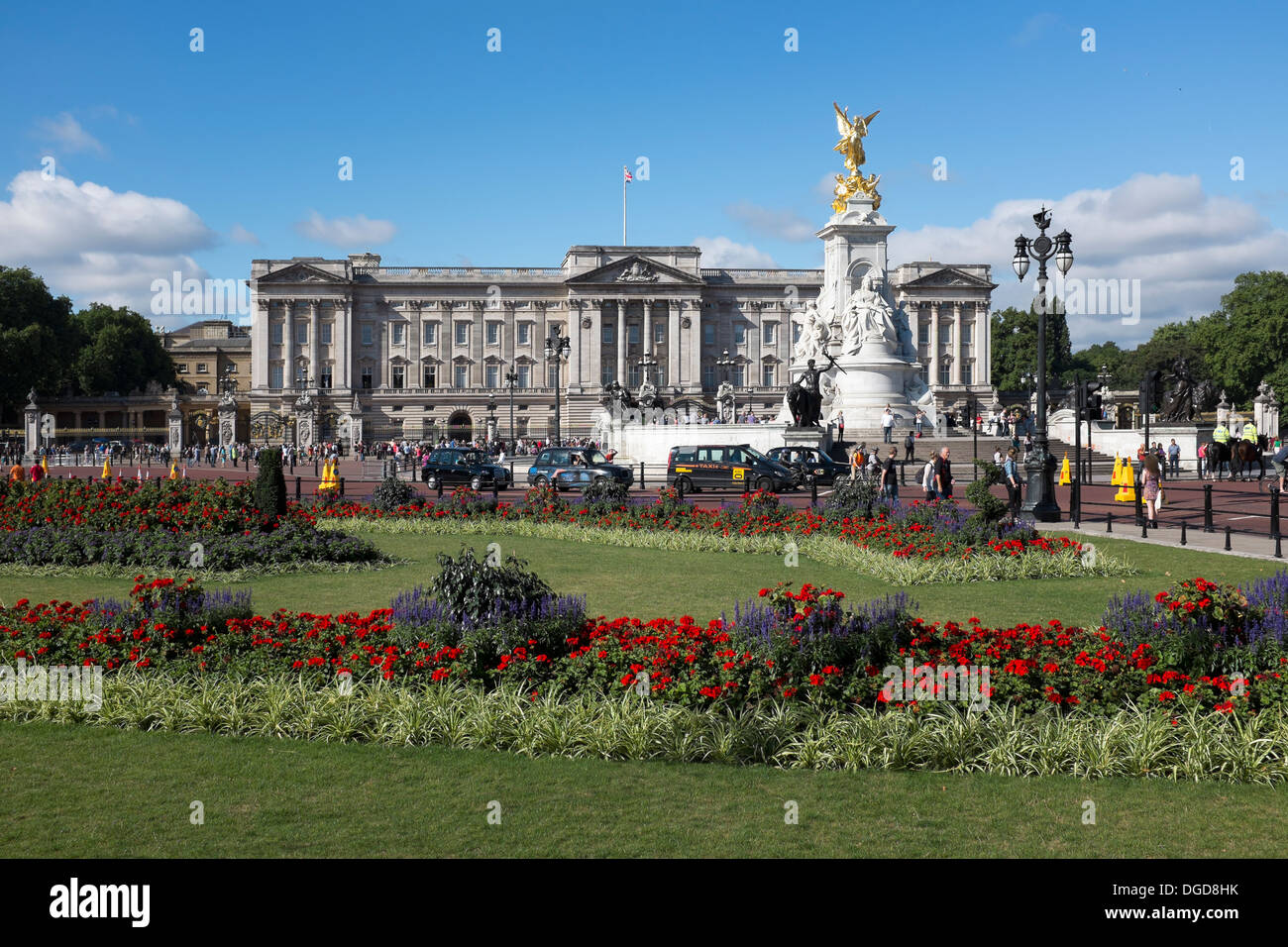 Exterior buckingham palace in hi-res stock photography and images - Alamy