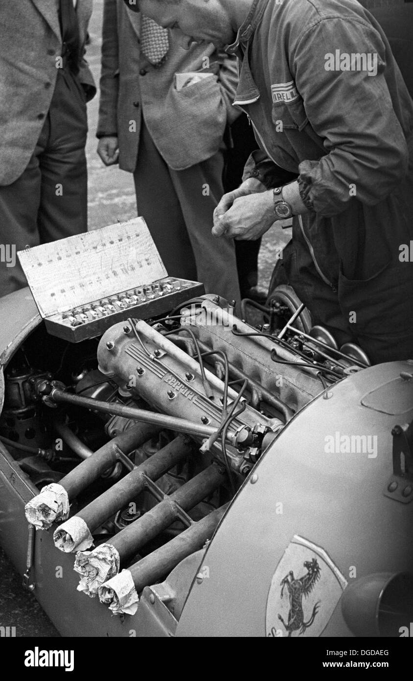 Meccanico Marchetti with a works Ferrari changing the plugs. British Grand Prix, Silverstone, England 1952. Stock Photo