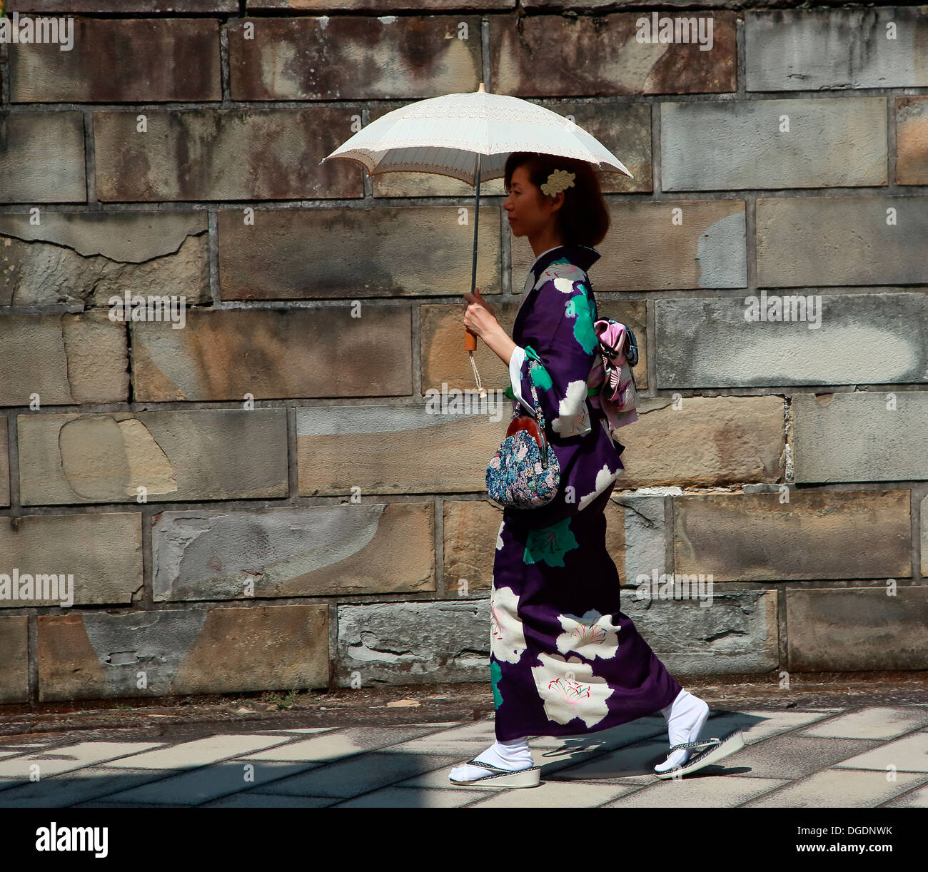 Japanese woman with kimono hi-res stock photography and images - Alamy