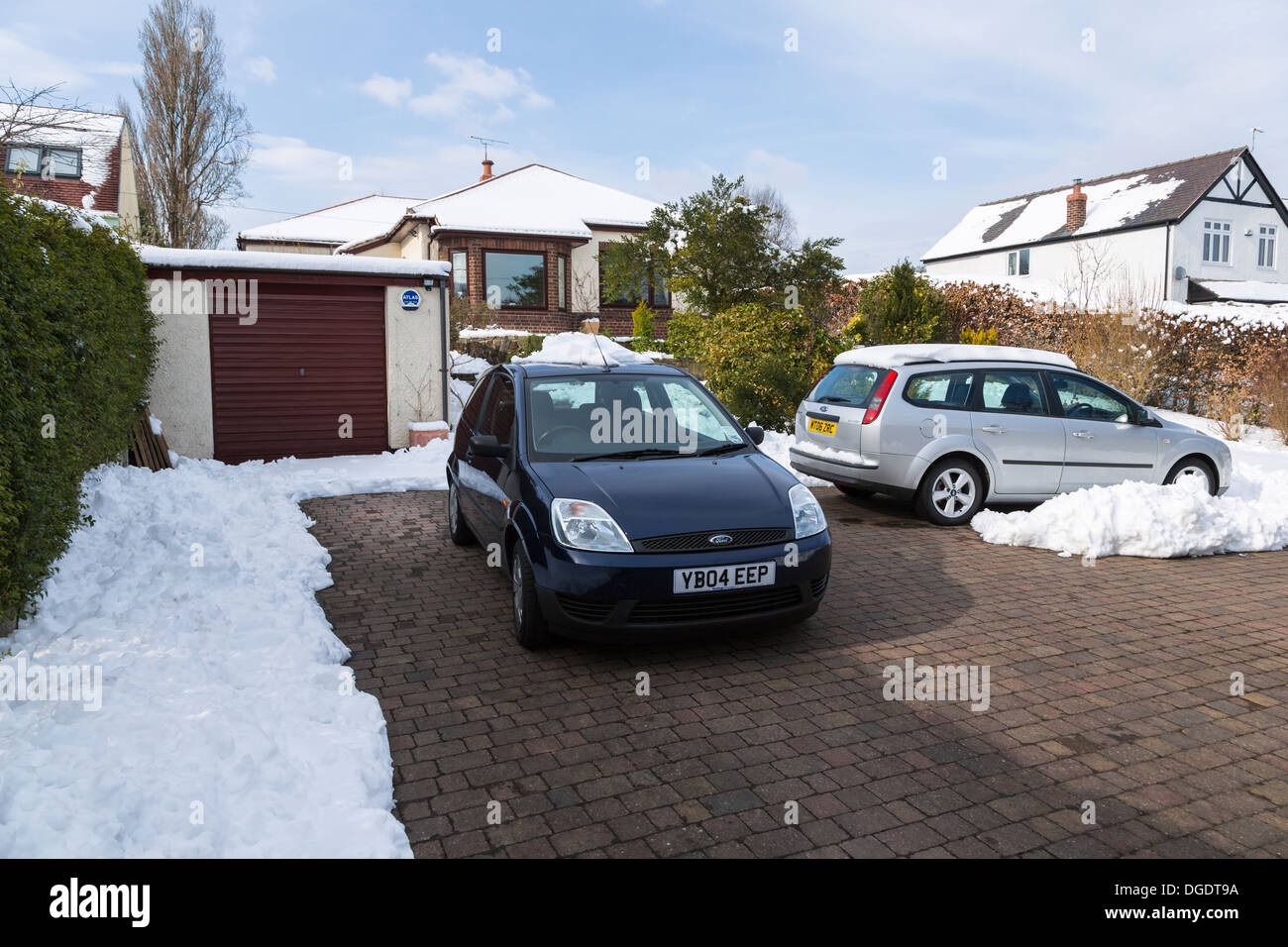 Cars parked front house hi-res stock photography and images - Alamy