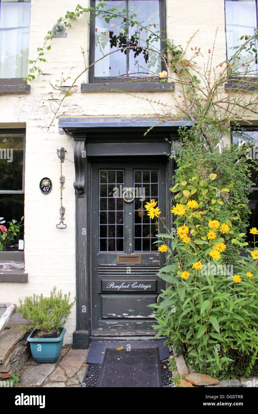 Front door of historic building Pomfret Cottage on Thames Street