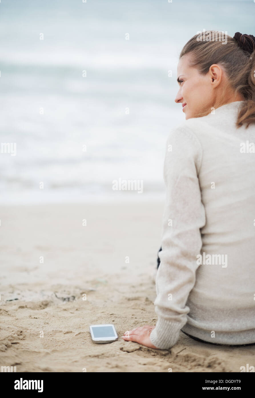 Woman mobile phone anonymous rear view hi-res stock photography and ...