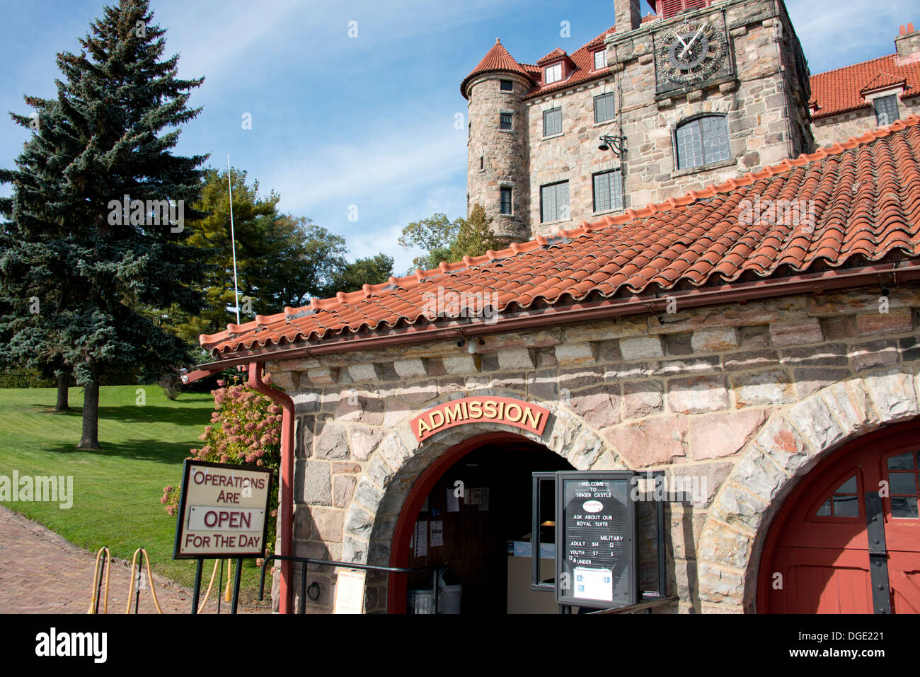 New York, St. Lawrence Seaway, Thousand Islands. Admission office of Singer Castle on Dark Island. Stock Photo