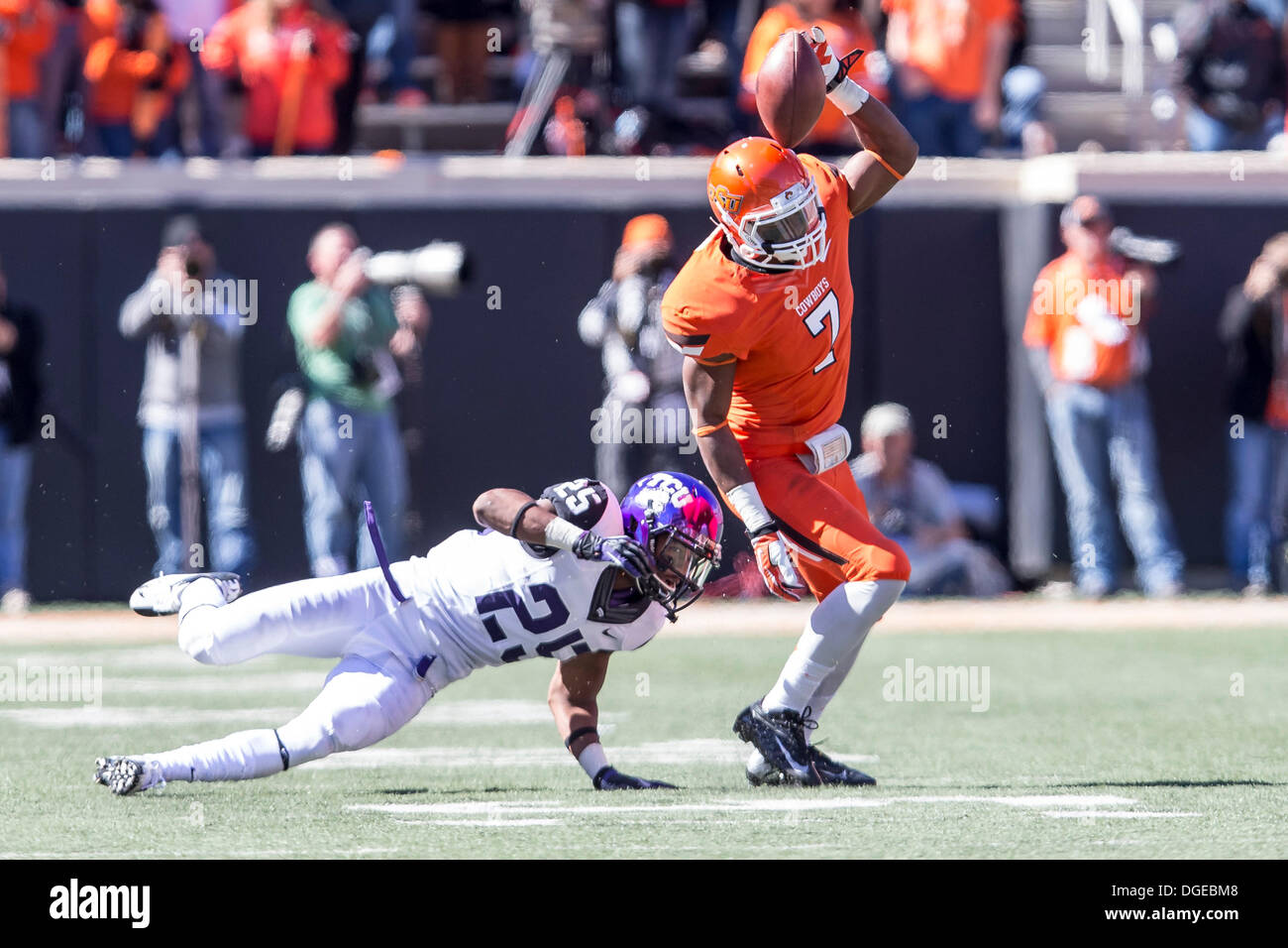 Stillwater, Oklahoma, USA. 19th Oct, 2013. October 19, 2103: Oklahoma State Cowboys wide receiver Brandon Sheperd (7) cannot hold on to a pass defended by TCU Horned Frogs cornerback Kevin White (25) during the NCAA football game between the TCU Horned Frogs and the Oklahoma State Cowboys at Boone Pickens Stadium in Stillwater, OK. The Cowboys defeated the Horned Frogs 24-10. © csm/Alamy Live News Stock Photo