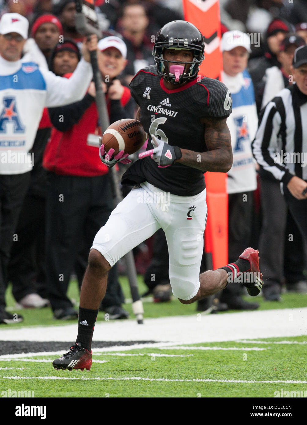 Nov. 16, 2013 - Piscataway, New Jersey, U.S - November 16, 2013: Cincinnati  Bearcats wide receiver Anthony McClung (6) holds the ball during the game  between Cincinnati Bearcats and Rutgers Scarlet Knights