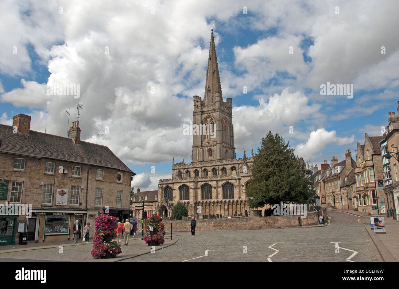LINCOLNSHIRE; STAMFORD; ALL SAINTS' CHURCH; RED LION SQUARE Stock Photo