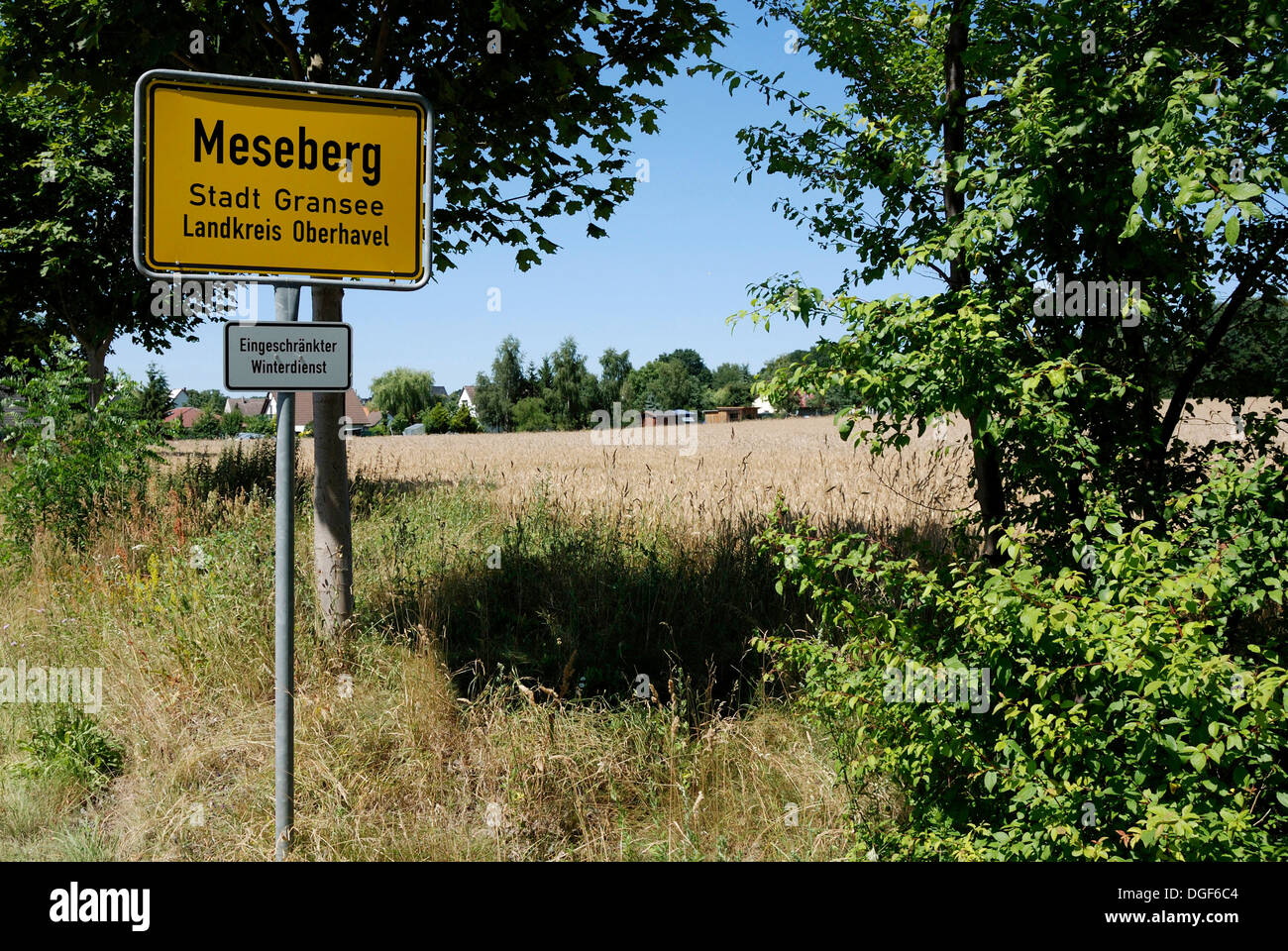 Signpost for Meseberg on the road to the Federal government guesthouse Meseberg Palace near Berlin. Stock Photo