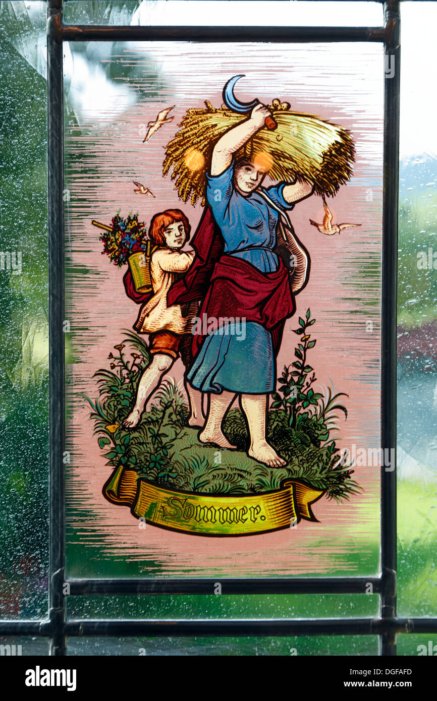 Glasmalerei, Fensterbild mit Darstellung der Jahreszeit Sommer, Reichelsheim-Klein-Gumpen (Odenwald), Hessen Stock Photo