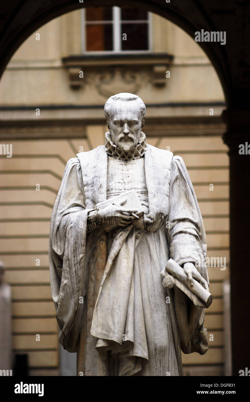 Statue of Guillaume Budé in the courtyard of the College de France