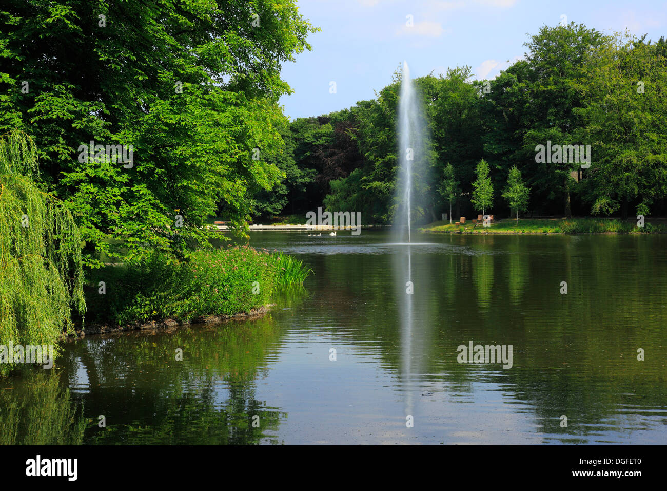 Teich mit Fontaene im Kaisergarten Oberhausen, Ruhrgebiet, Nordrhein