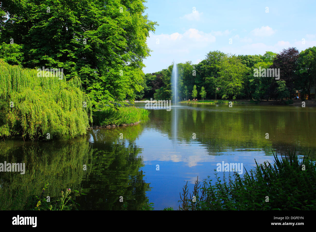 Teich mit Fontaene im Kaisergarten Oberhausen, Ruhrgebiet, Nordrhein
