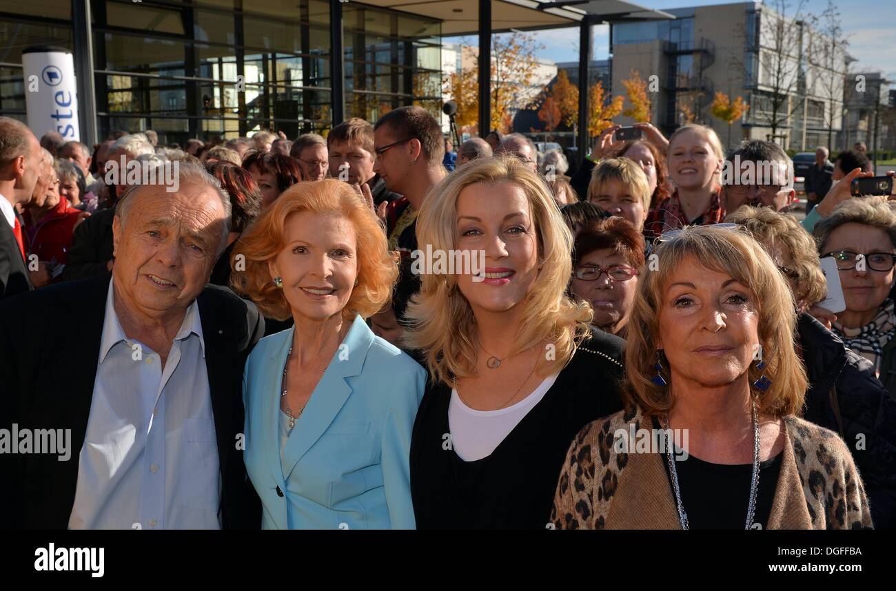 Leipzig, Germany. 19th Oct, 2013. The actors (L-R) Dieter Bellmann, Jutta Kammann, Alexa Maria Surholt and Uta Schorn open the fan festival of the ARD television series 'In aller Freundschaft' to mark its 15th anniversary in Leipzig, Germany, 19 October 2013. Photo: Hendrik Schmidt/dpa/Alamy Live News Stock Photo