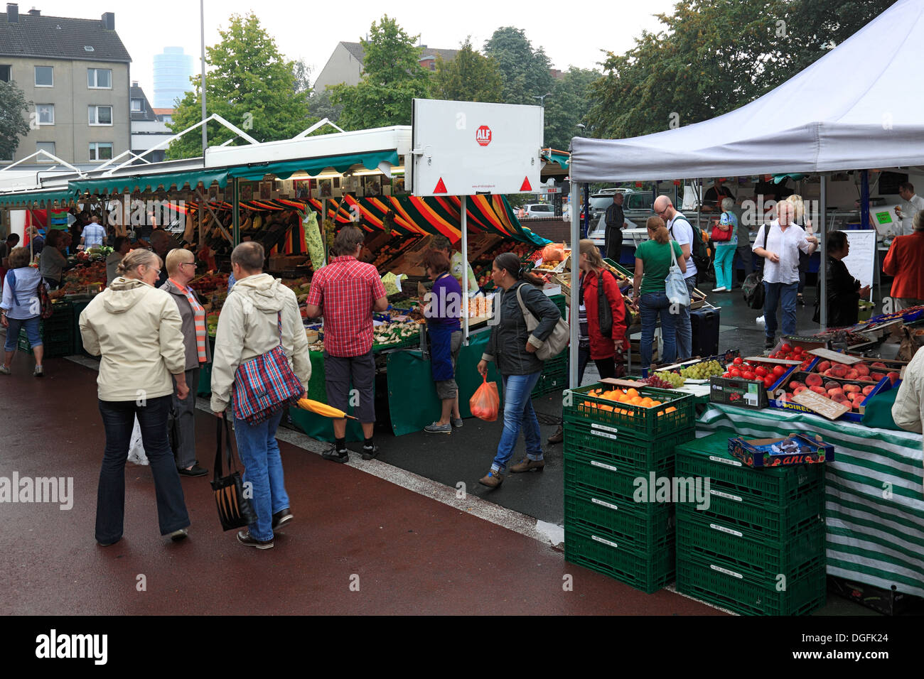 D-Bochum, Ruhr area, Westphalia, North Rhine-Westphalia, NRW, weekly market on the Buddenberg Square, fruit stand, vegetable stall, people, shopping Stock Photo