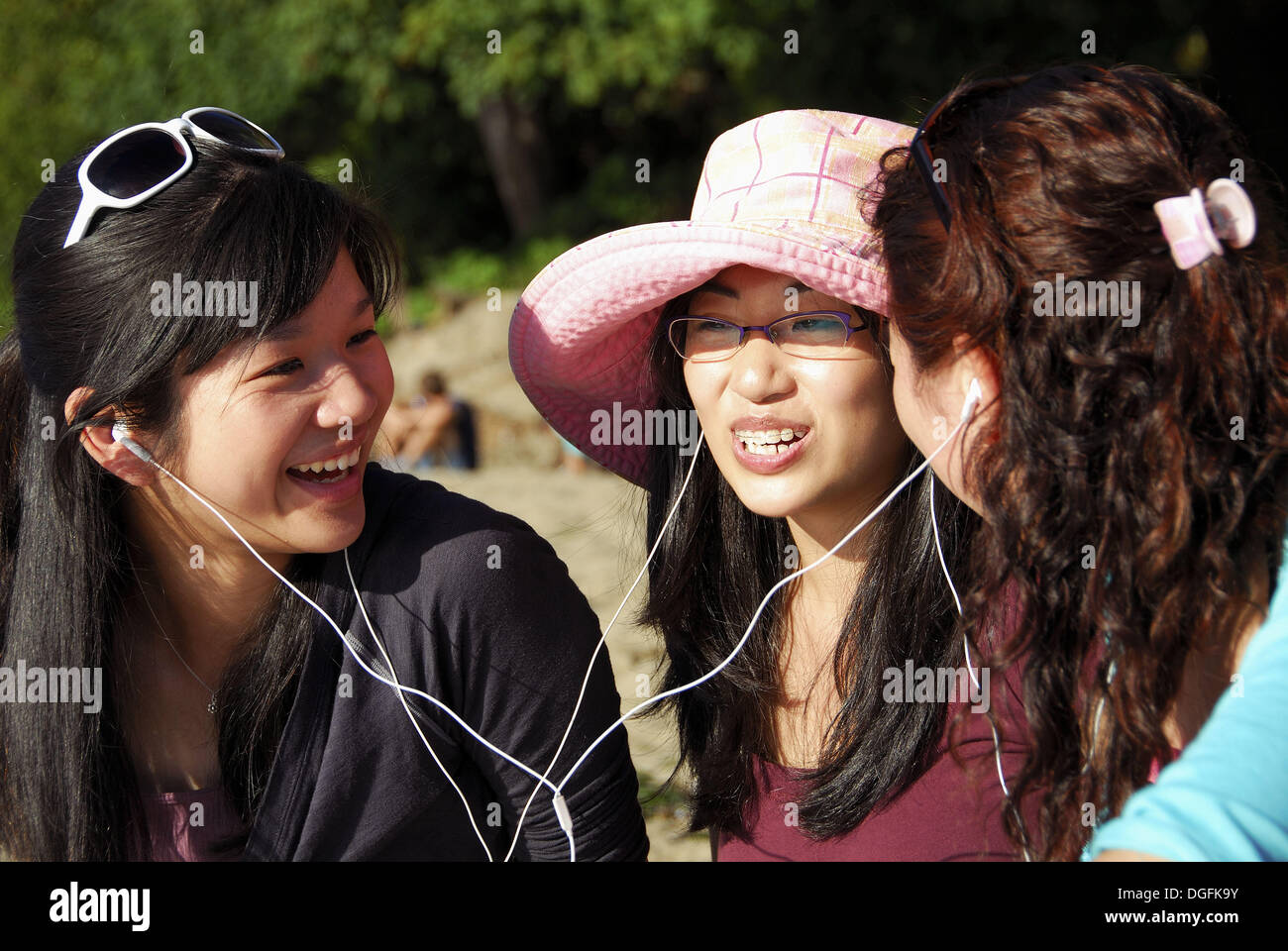 3 asian girls And pussy pump