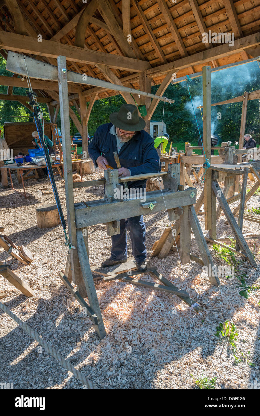 AMATEUR WOODWORKER TURNING WOOD WITH FOOT LATHE ON WOODWORKING COURSE OUTDOORS IN WESTONBIRT GLOUCESTERSHIRE ENGLAND UK Stock Photo