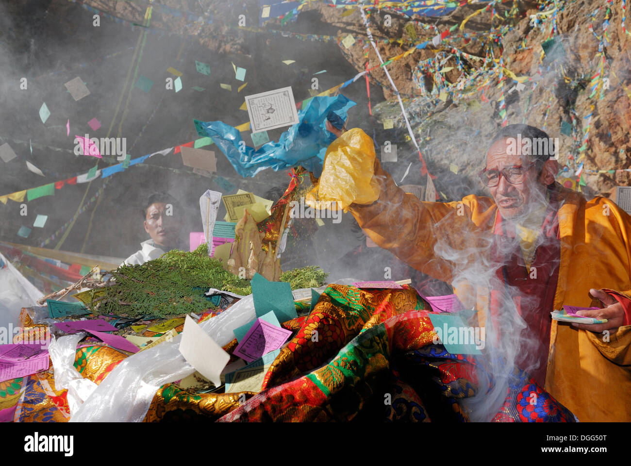 Burn the chinese flag hi-res stock photography and images - Alamy