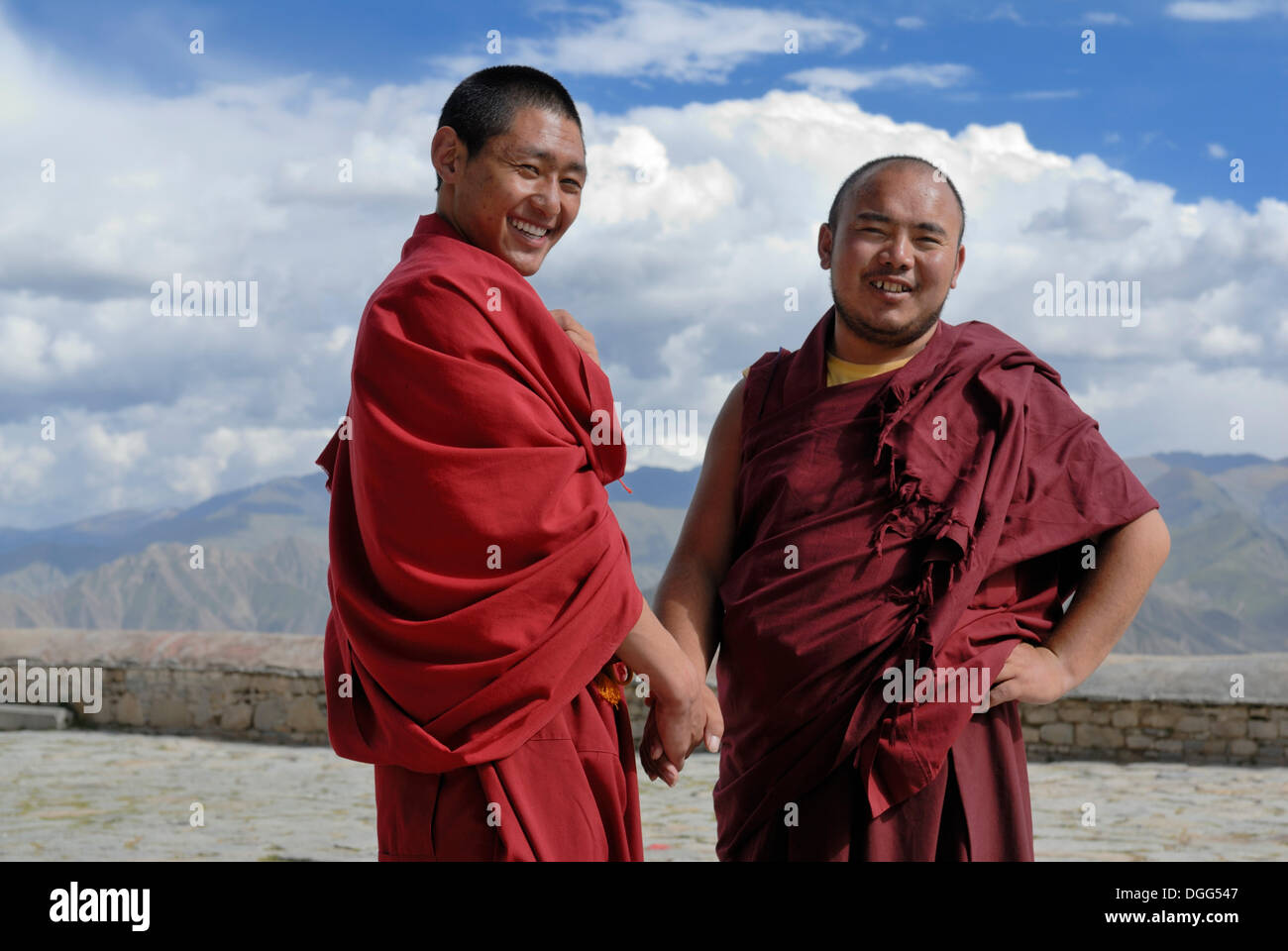 Two chinese buddhist monks hi-res stock photography and images - Alamy