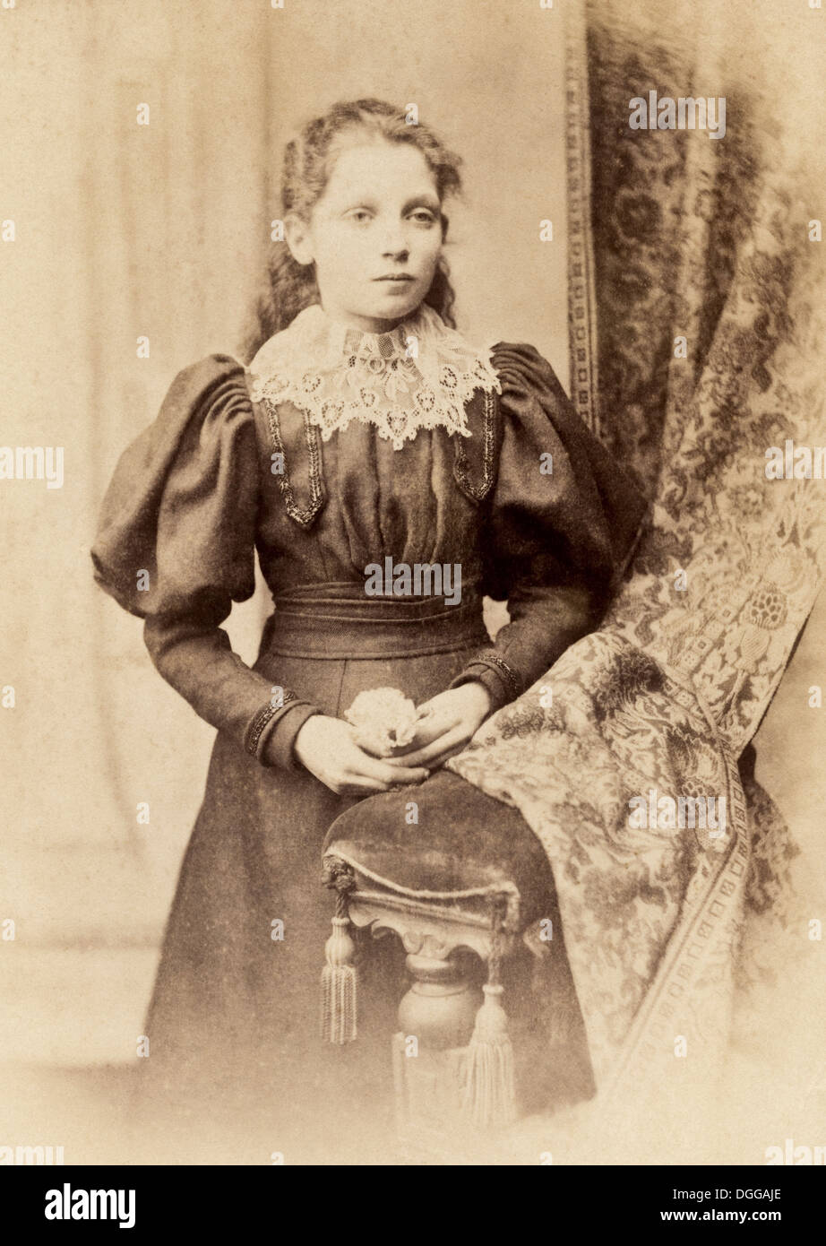 Victorian woman studio portrait circa 1898 by Victorian photographer W. Hawkes of Birmingham Stock Photo