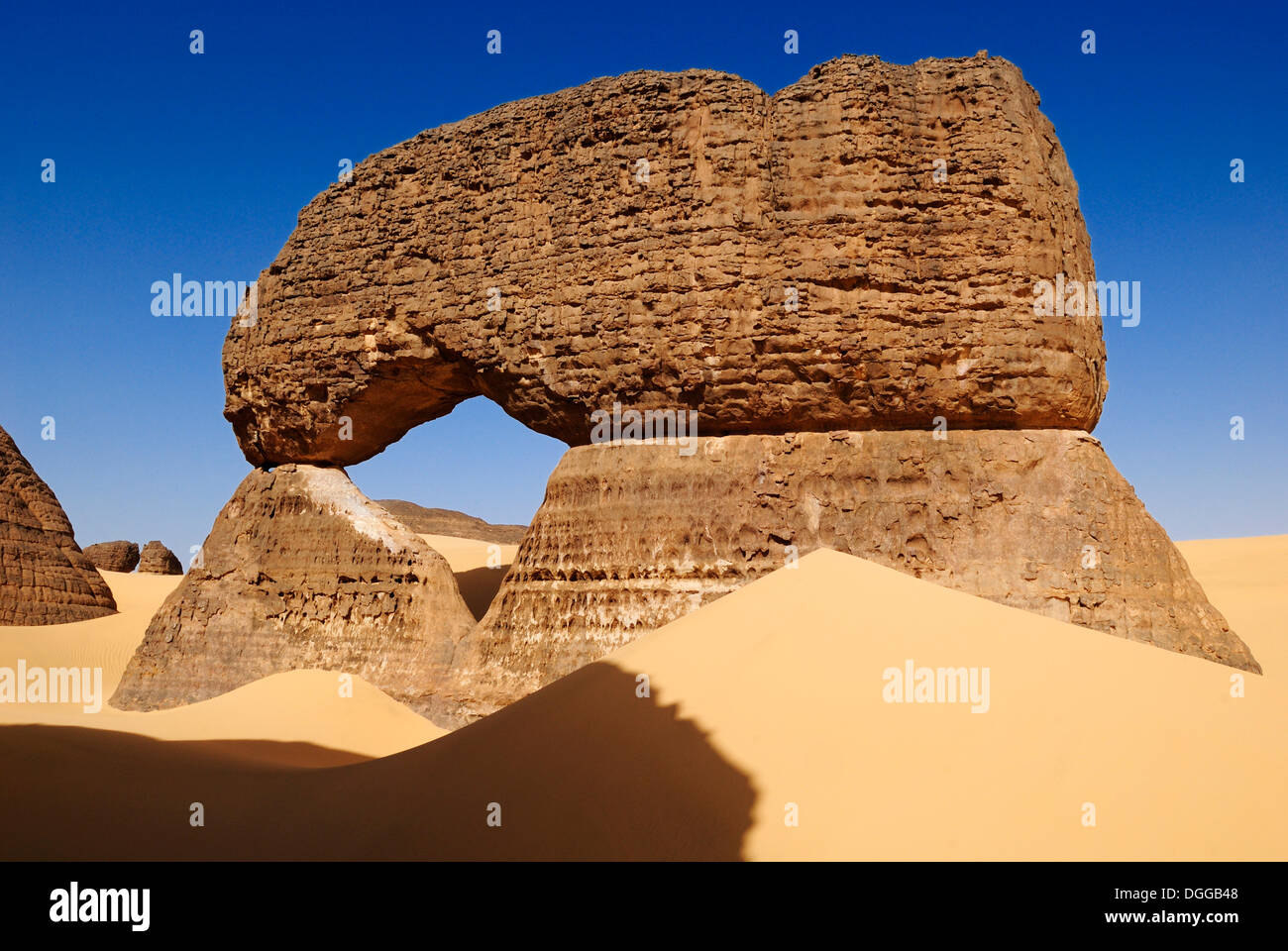 Natural bridge, arch, sandstone rock formation at Tin Akachaker, Tassili du Hoggar, Wilaya Tamanrasset, Algeria, Sahara desert Stock Photo