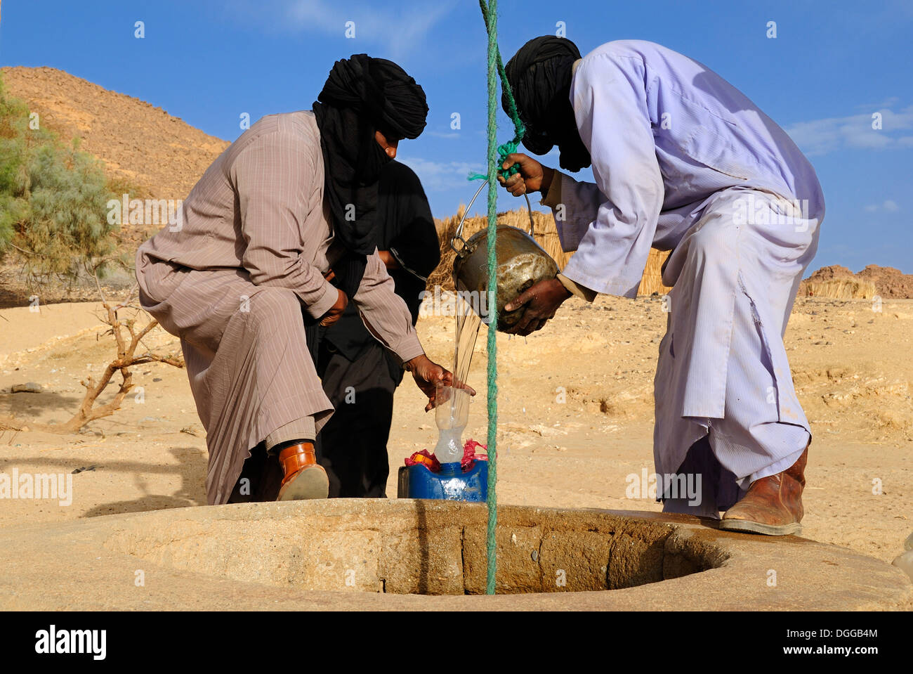 Touareg, Targi collecting water at a well, Hoggar, Ahaggar Mountains, Wilaya Tamanrasset, Algeria, Sahara, North Africa Stock Photo
