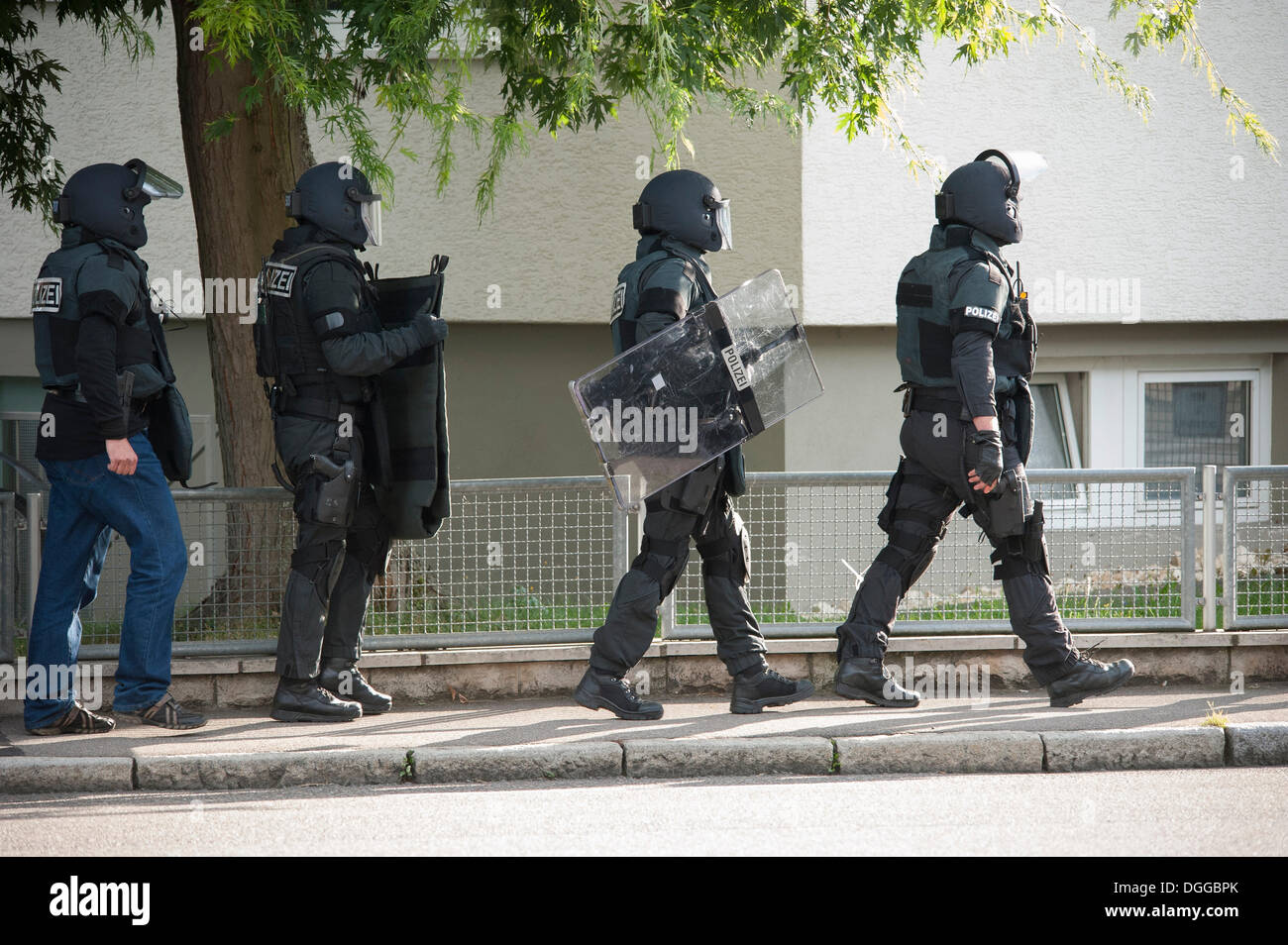German swat team arresting man hi-res stock photography and images - Alamy