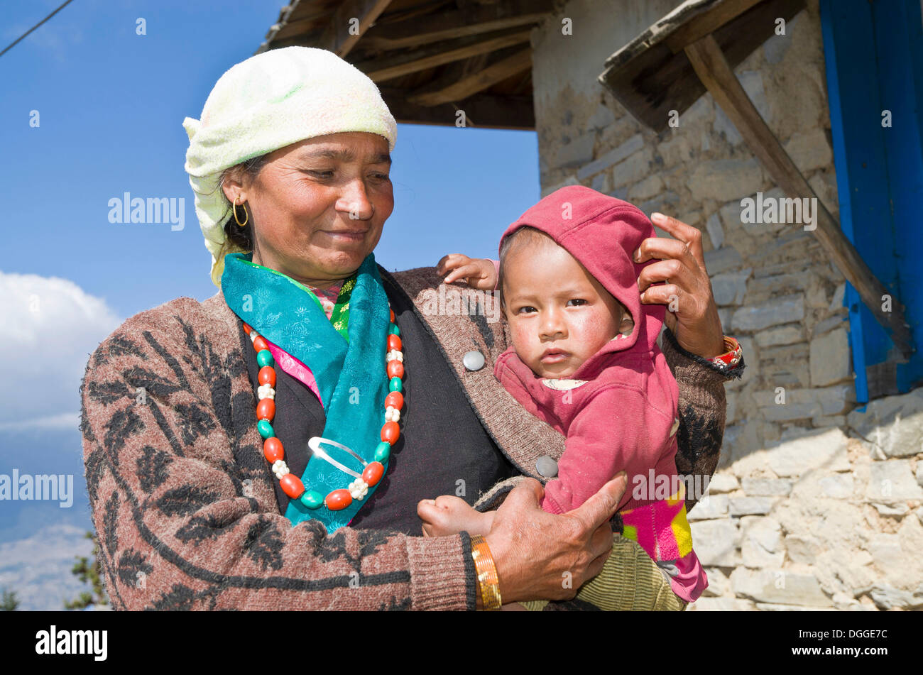 Nepali mother with her baby, Sete, Solukhumbu District, Sagarmāthā Zone, Nepal Stock Photo