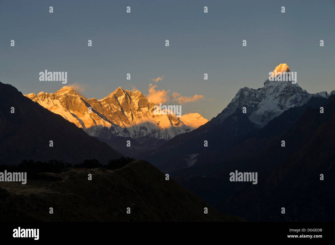 Mount Everest, Lhotse and Ama Dablam Mountains, the highest mountains of the world, in the last light of the day in Solo Khumbu Stock Photo