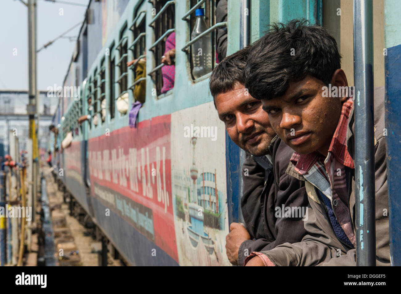 A train full of pilgrims at the railway station, Allahabad, Uttar Pradesh, India Stock Photo
