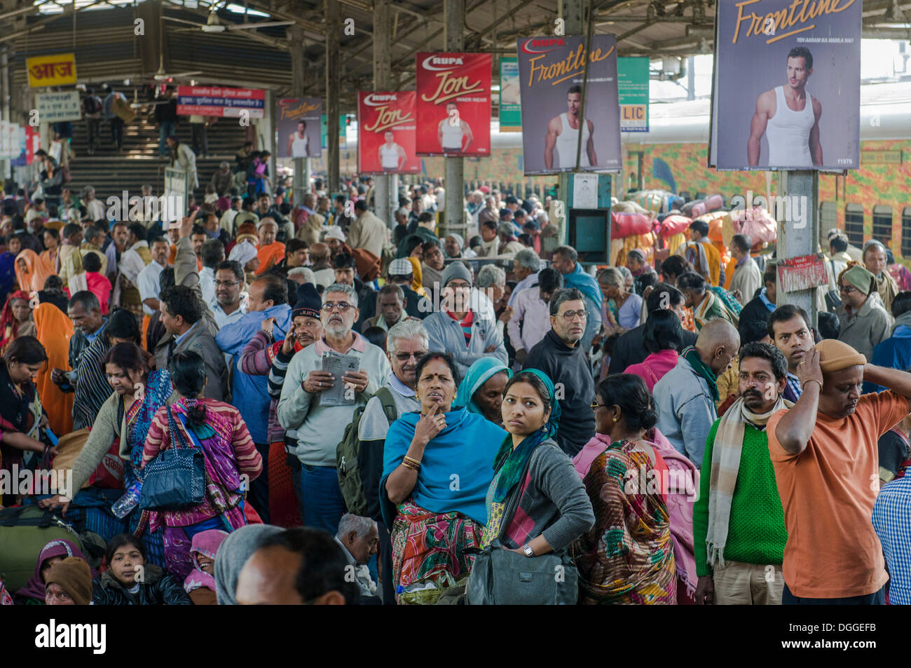 Crowds of people waiting for delayed trains on a platform of the railway station, Allahabad, Uttar Pradesh, India Stock Photo