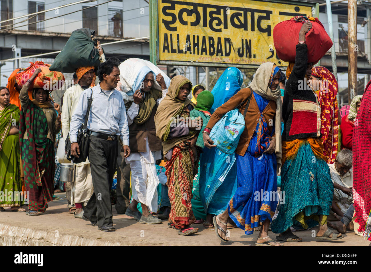 Crowds of people waiting for delayed trains all over the railway station, Allahabad, Uttar Pradesh, India Stock Photo