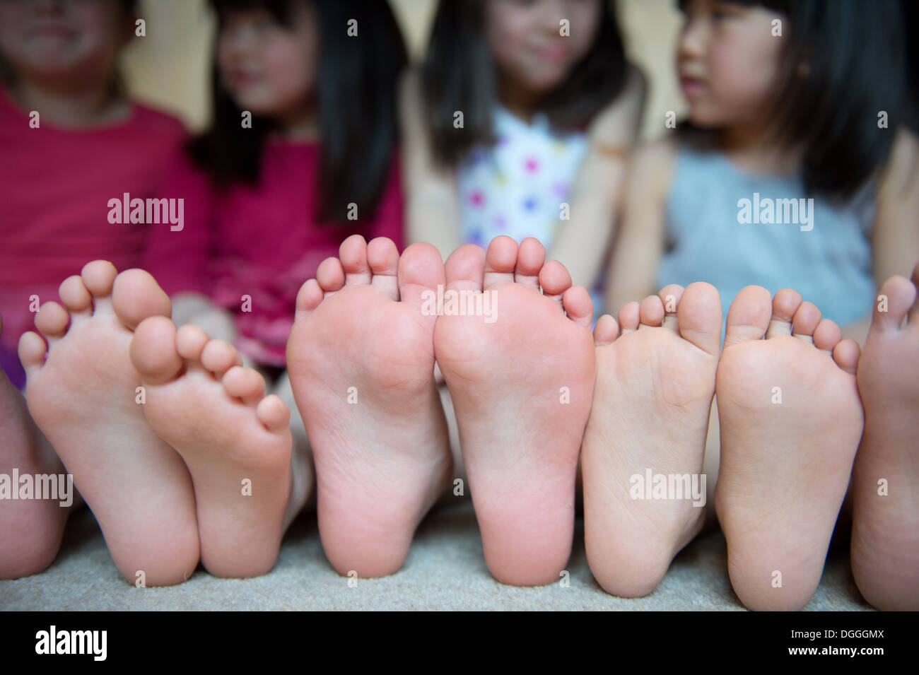 Barefoot blonde ropa casual de captura de imágenes en color sólo los niños  de edad primaria día de pesca pesca niñas hierba felicidad Fotografía de  stock - Alamy