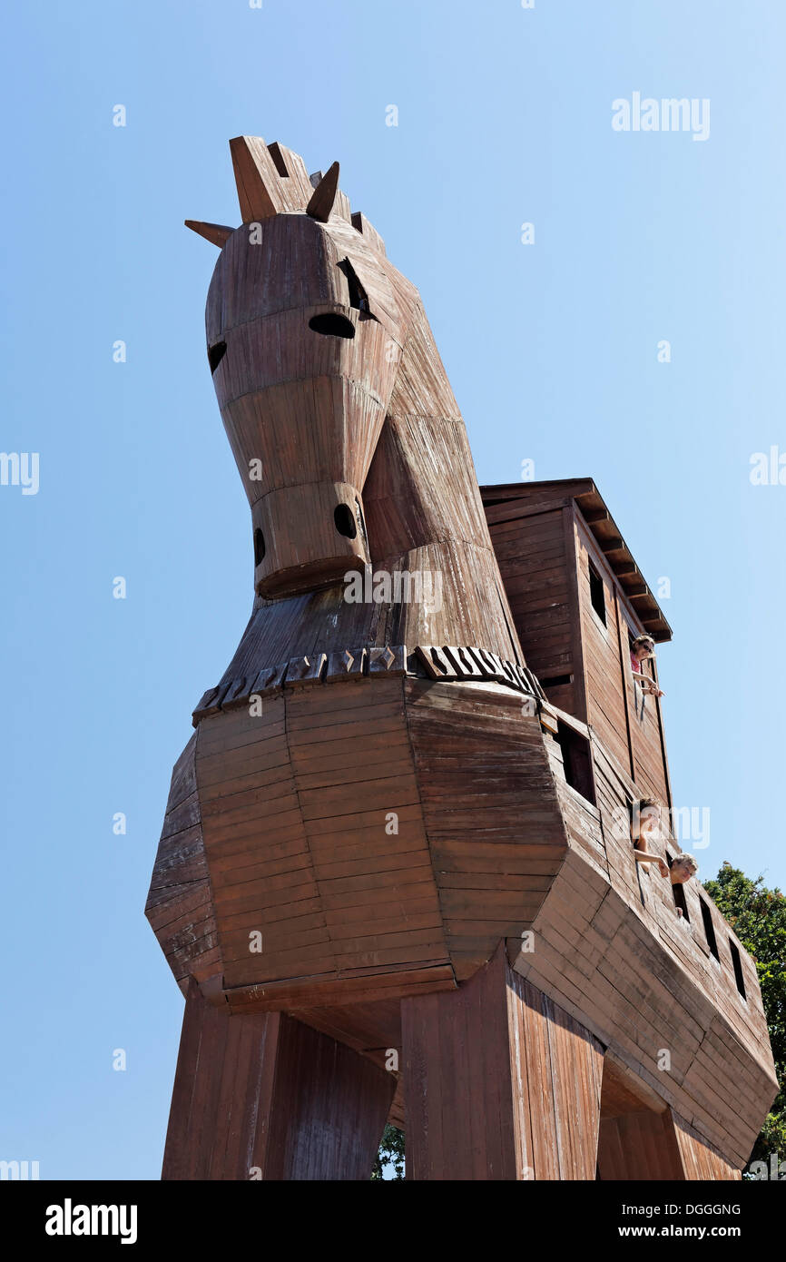 Réplica Do Cavalo De Troia De Madeira Na Cidade Antiga De Troy