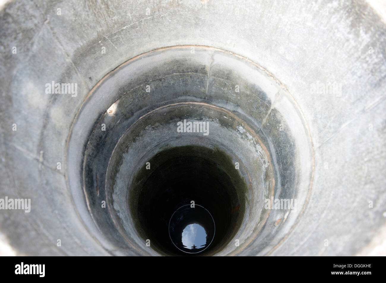 Well shaft made of concrete pipes, Trapang Village, Bathi District, Takéo Province, Cambodia Stock Photo
