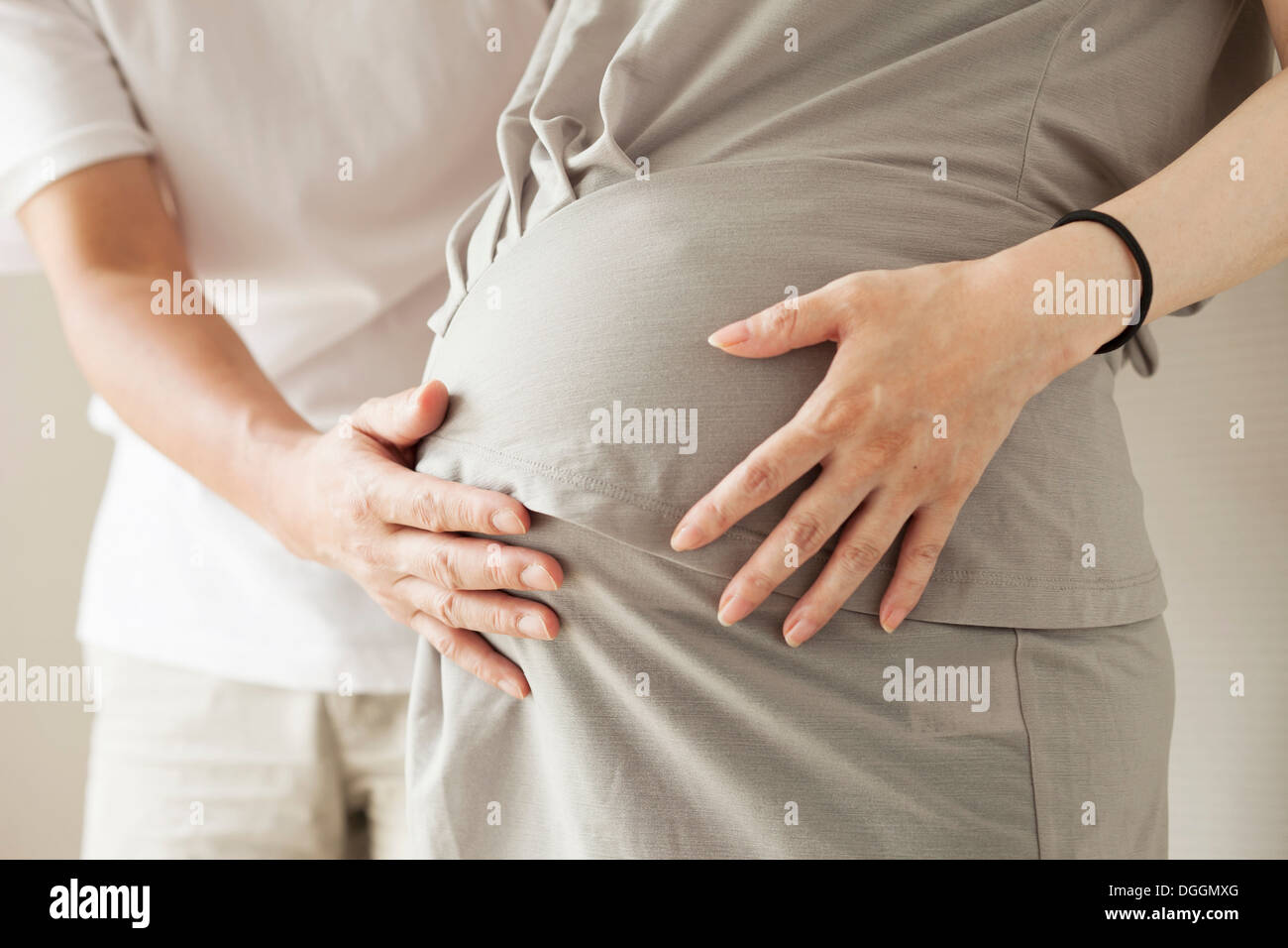 Поглаживание живота. Массаж живота при запоре. Гладит живот. Гладить живот во время беременности. Беременные гладят свой живот.