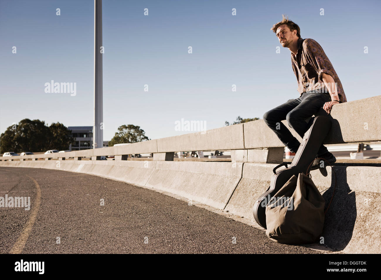 Успешный таксист. Waiting for a ride. Исчезающий автостопщик. Waiting for a ride. Pimps of joytime - reaching' up.