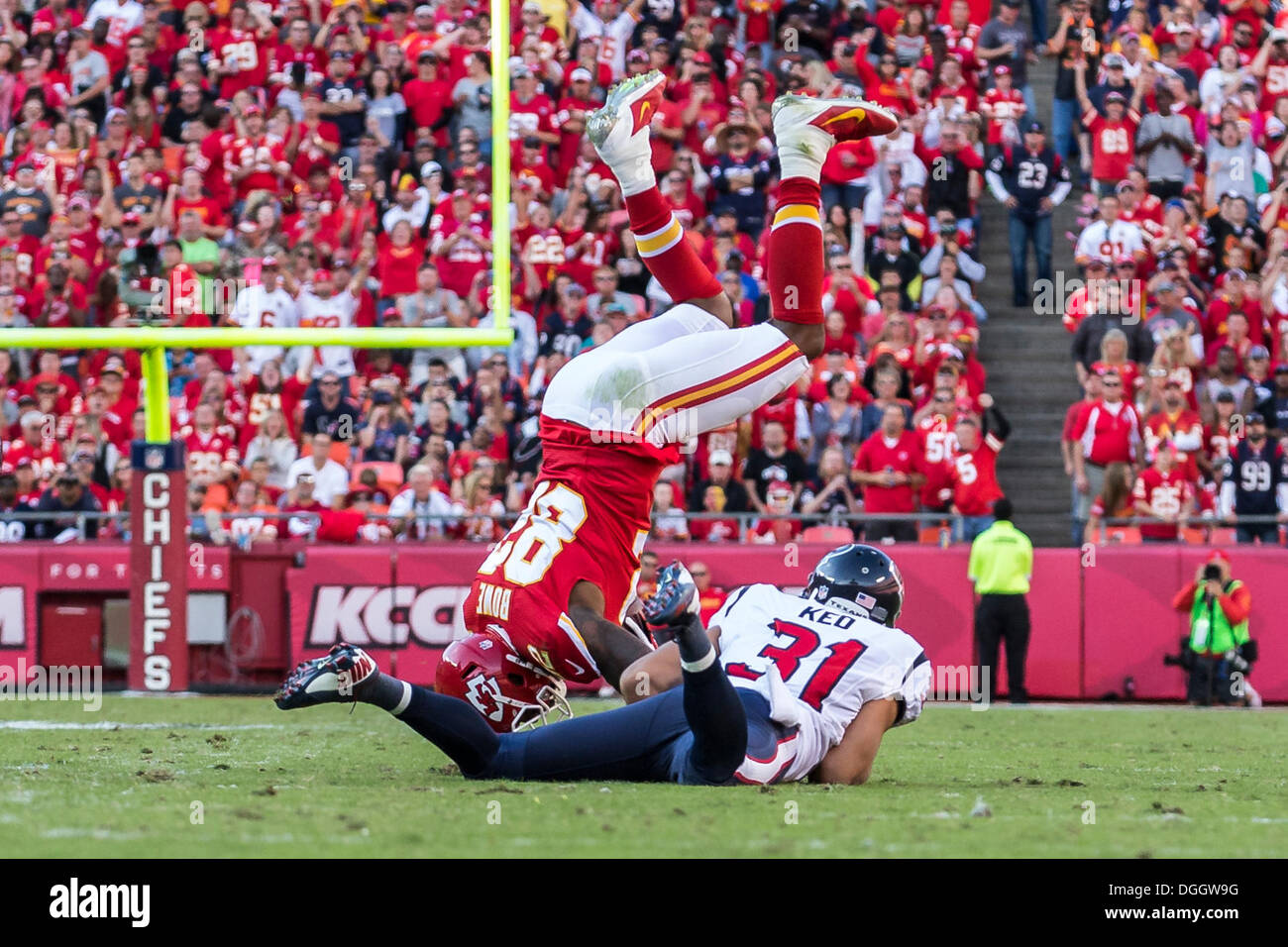 KANSAS CITY, MO - OCTOBER 16: Buffalo Bills center Mitch Morse (60)  communicates with his teammates during the game between the Kansas City  Chiefs and the Buffalo Bills on Sunday October 16