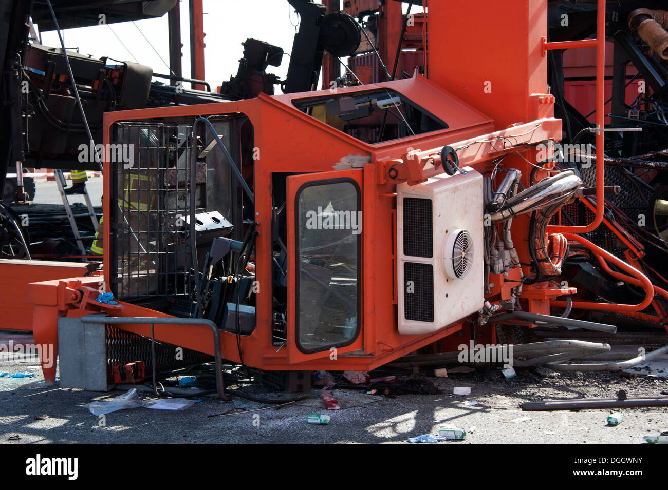 Straddle carrier hi-res stock photography and images - Alamy