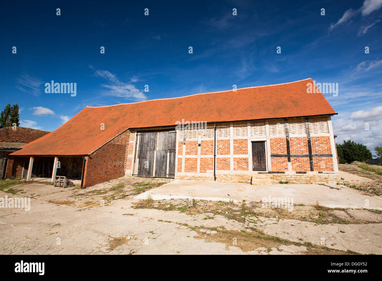 A fantastic old barn with upper walls woven from split timber on a farm in Great Comberton, Vale of Evesham, Worcestershire, UK. Stock Photo