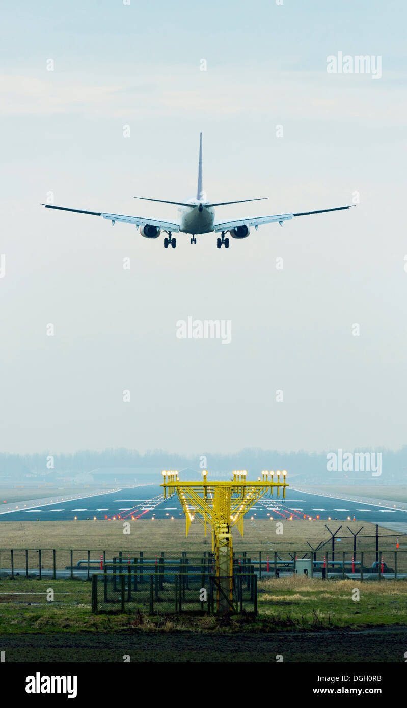Aeroplane coming in to land, Amsterdam airport Shiphol Stock Photo