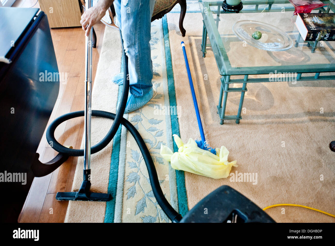 Employees of the New York's Little Elves cleaning company and a window