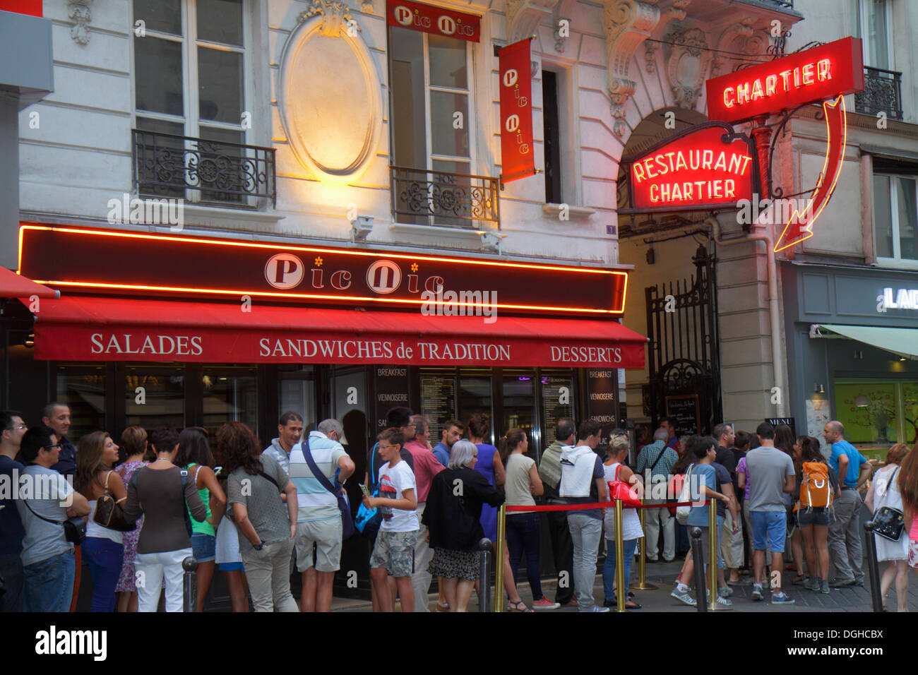 Paris France,9th arrondissement,Boulevard Montmartre,Pic Nic,restaurant restaurants food dining cafe cafes,cuisine,food,popular,line,queue,France13081 Stock Photo