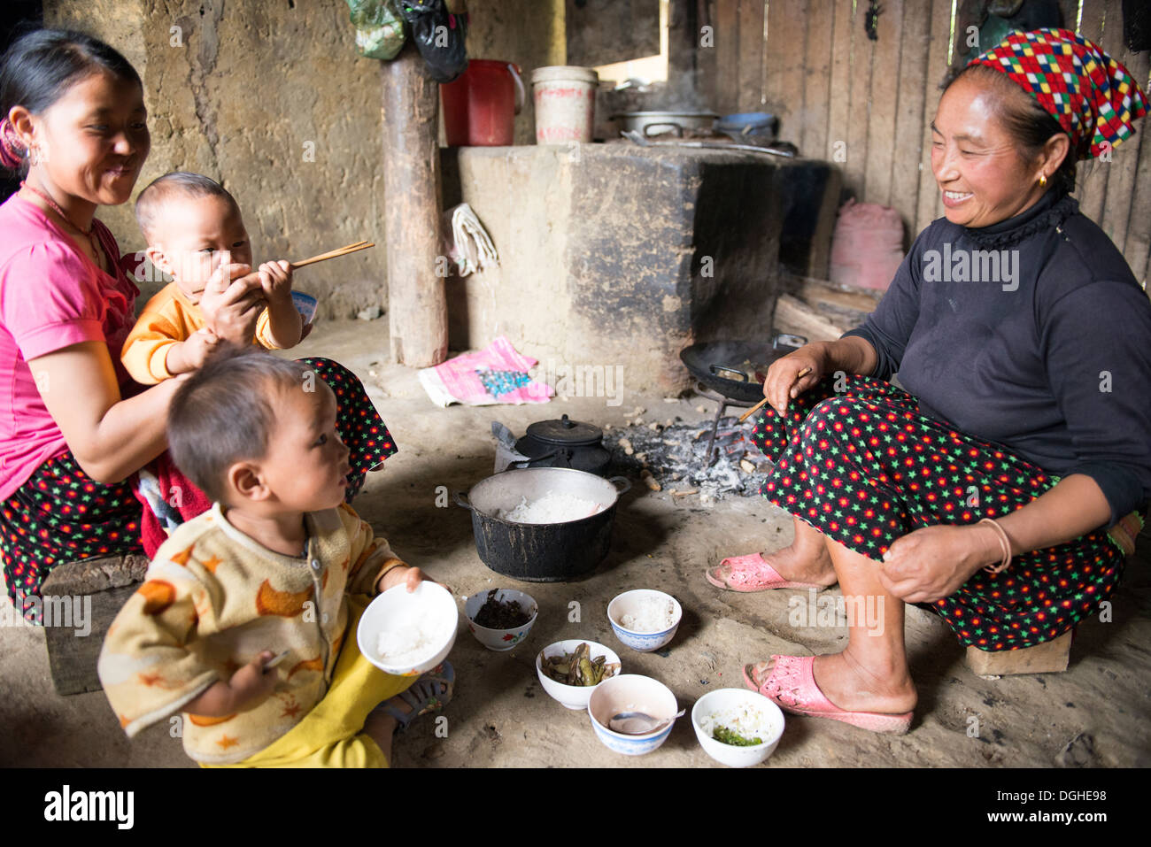 Flower Hmong family eat the lunch at the kitchen, Bac Ha, Lao Cai Stock